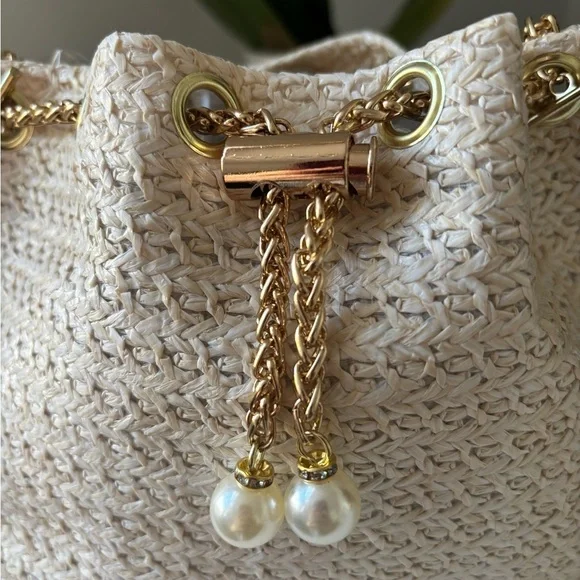 Elegant Cream Woven Bag with Gold Accents - Picture 3 of 6